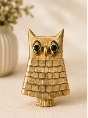 Vintage Avon 1969 Owl Brooch
Perfume Locket
GOLD TONE WITH GREEN
RHINESTONE EYES